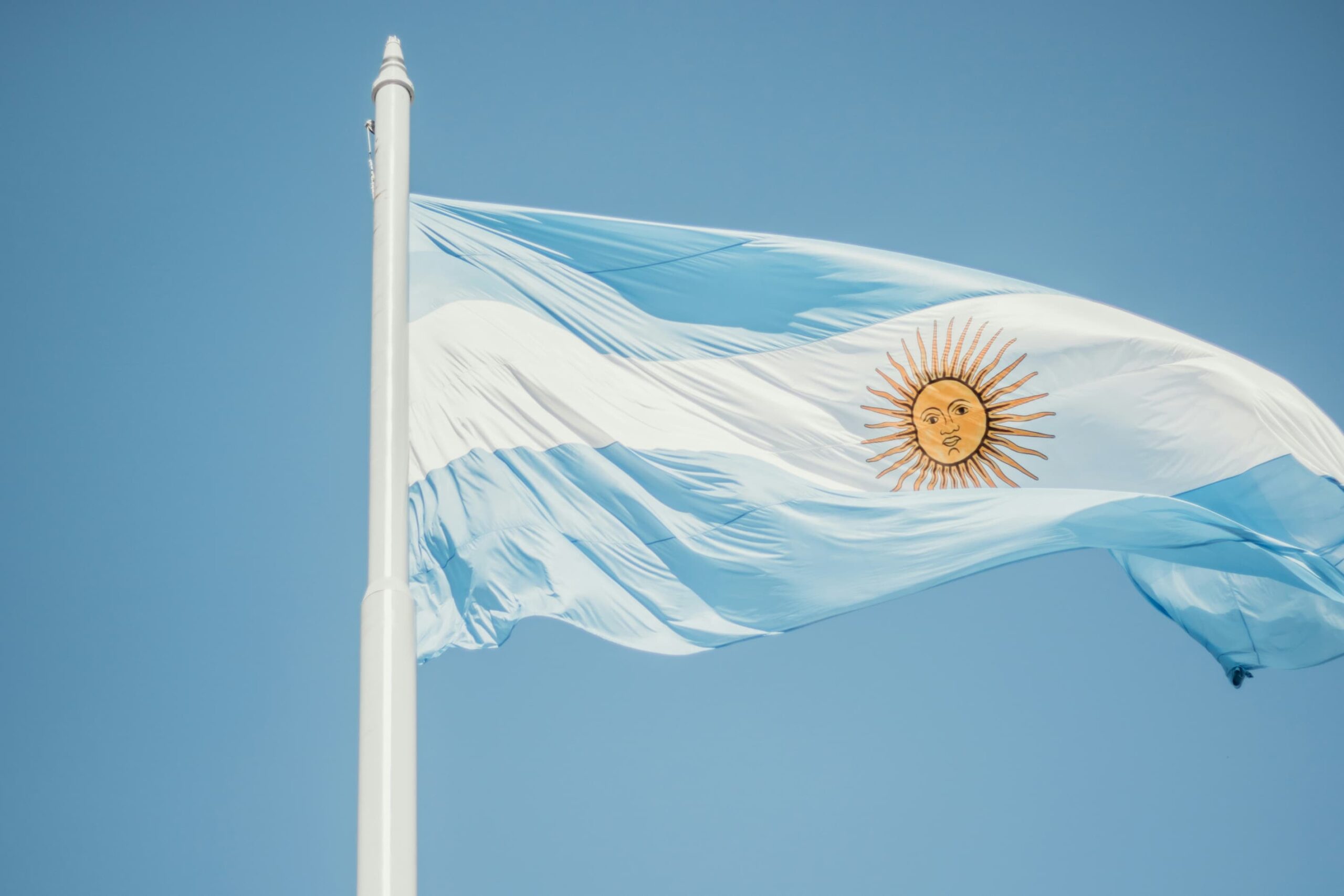 Bandera argentina flameando en un mástil