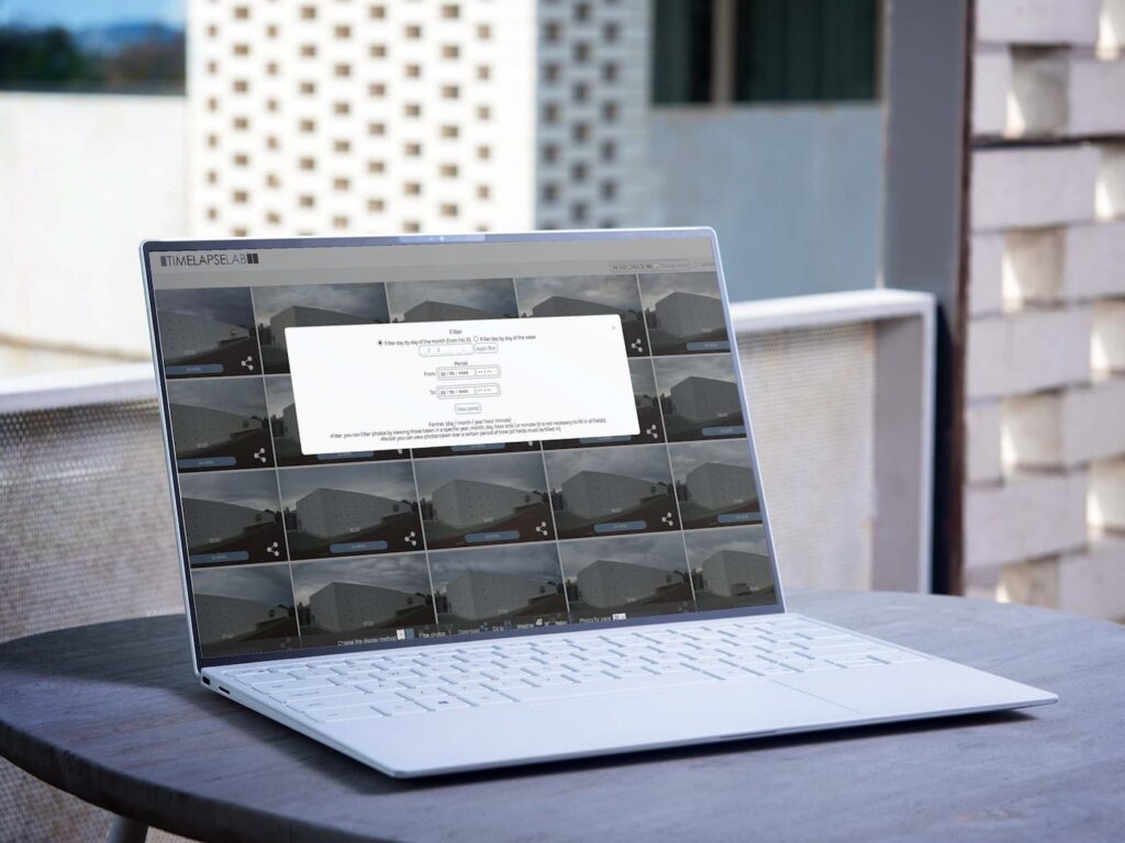 Computadora portátil que muestra el panel de control de Timelapselab para el monitoreo de la construcción.