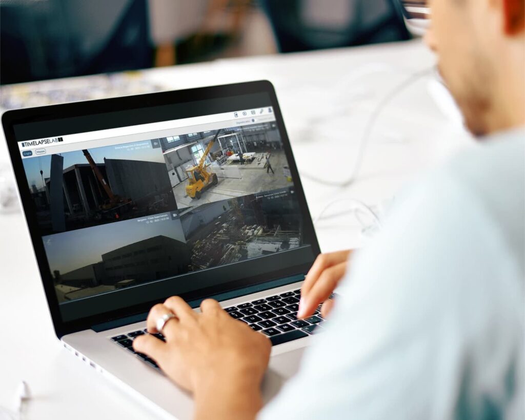 Usuario visualizando la plataforma de monitoreo Timelapselab en una computadora portátil.